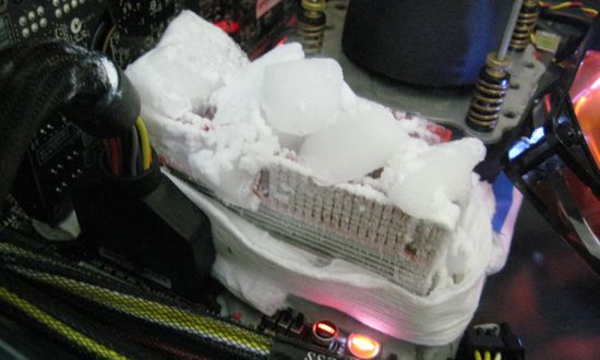 Corsair Dominator GTX 3 DDR3 under dry ice