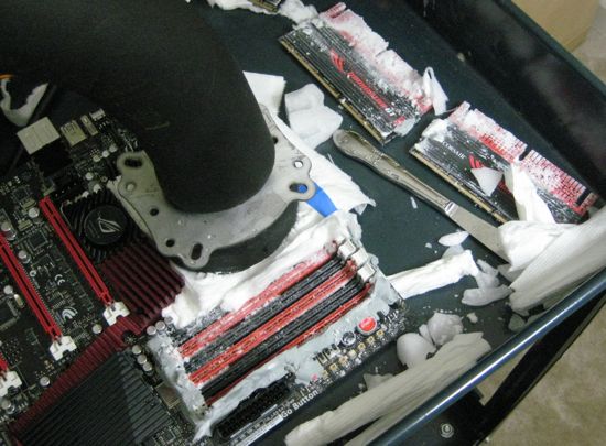 Corsair Dominator GTX 3 DDR3 under dry ice