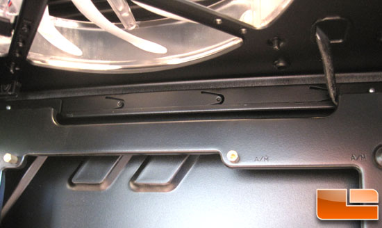 Thermaltake Chaser MK-1 wire routing hole