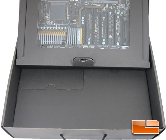 GIGABYTE 990FXA-UD7 Retail Packaging and Bundle