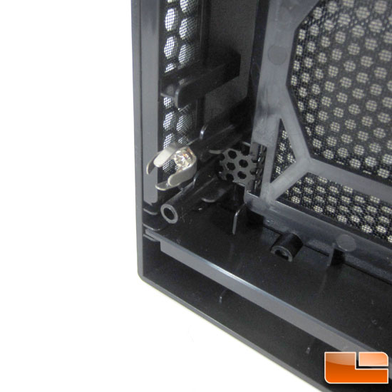 Corsair Carbide 300R front panel uses metal spring clips