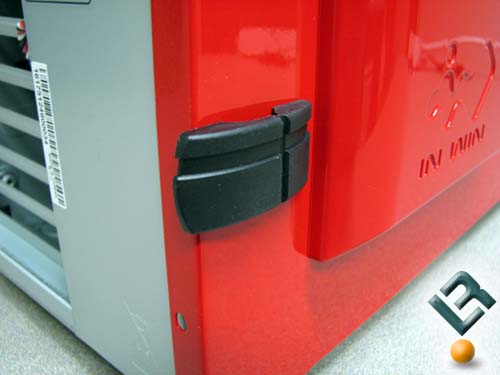 Toolless case latches on the In Win F430