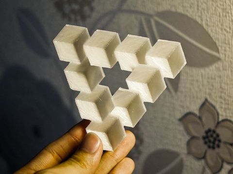 Penrose triangle illusion