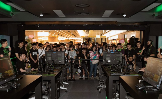 RazerStore Crowd